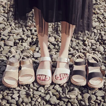Женская летняя новая пляжная обувь на толстой подошве с сандалиями на одной пуговице, повседневные сабо на плоской подошве с открытым носком и пряжкой на танкетке 